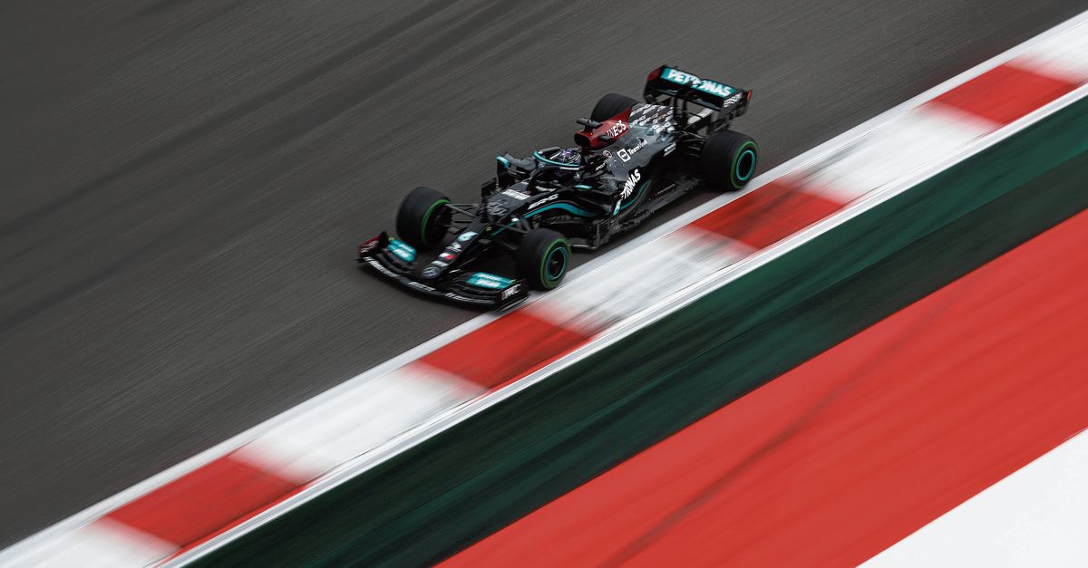 Nieuwe mijlpaal voor Lewis Hamilton in Sotsji, Max Verstappen verrast met tweede plek
