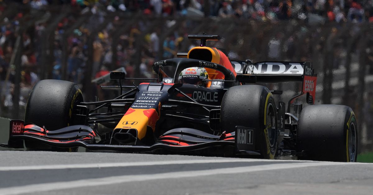 Max Verstappen vergroot voorsprong op Hamilton na sprintrace Brazilië