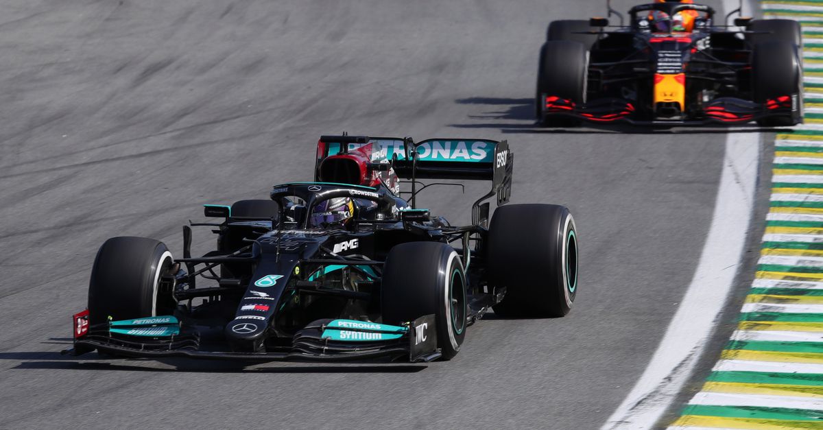 Hamilton wint knap Grand Prix van Brazilië, Verstappen tweede