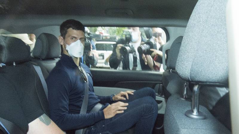 Djokovic op vliegtuig gezet in Melbourne, tennisfederatie betreurt zaak