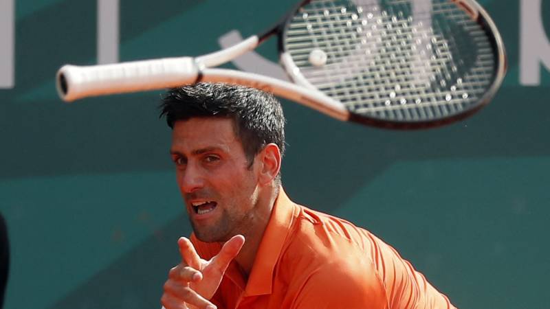 Roeblev vloert Djokovic in Belgrado, Swiatek wint in Stuttgart vierde toernooi op rij