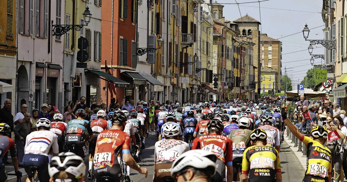 Live Giro: Van der Poel met vijf landgenoten in kopgroep