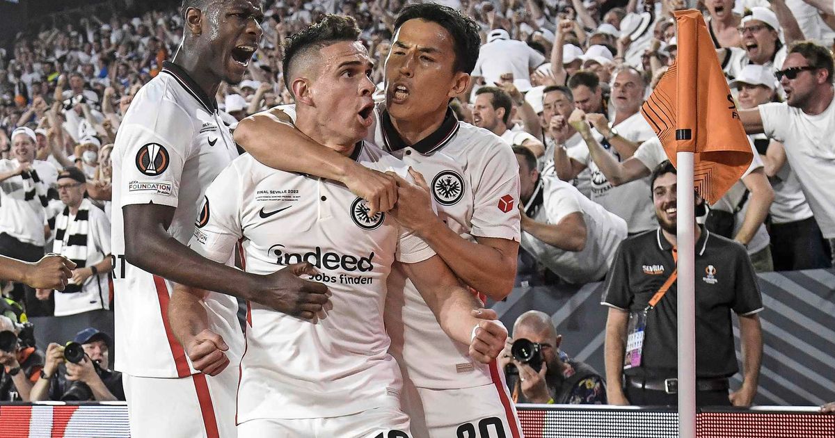Herbeleef finale Europa League: Frankfurt verslaat Van Bronckhorst na strafschoppen