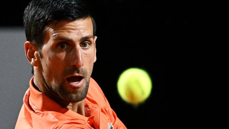 Djokovic blijft nummer één na winst in meeslepend gevecht met Auger-Aliassime