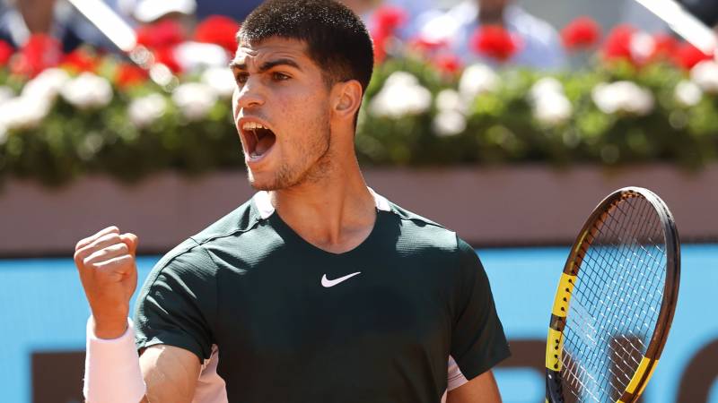 Jonge Alcaraz verslaat idool Nadal en gaat naar halve finale Madrid