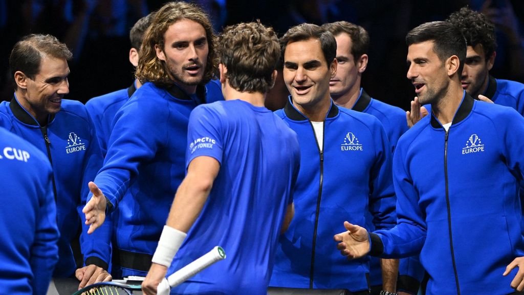 Publiek op de banken tijdens afscheid Federer, die meteen opmerkelijke bal slaat