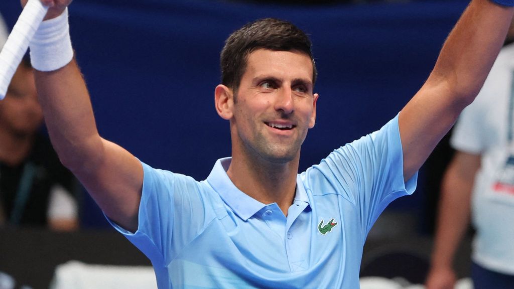 Djokovic dendert bij terugkeer door naar halve finales in Tel Aviv