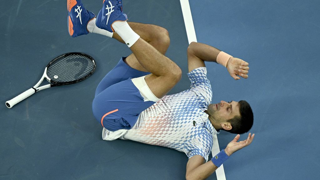 Djokovic sleept zich met blessure voorbij Dimitrov op Australian Open