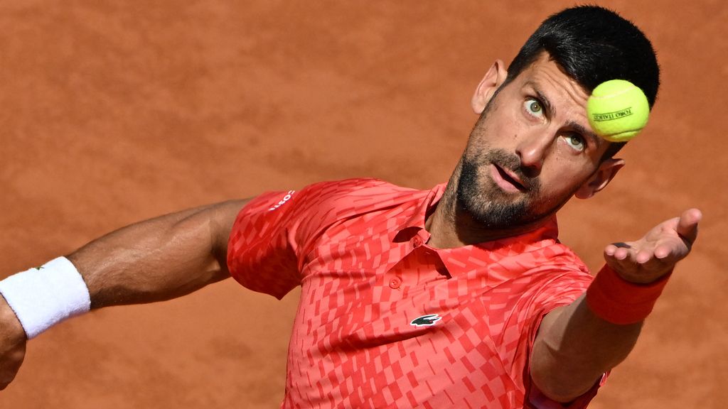 Elleboogproblemen Djokovic lijken onder controle in Rome, Swiatek klasse apart