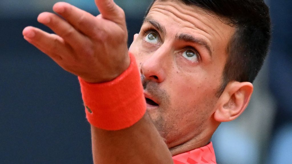 Djokovic maakt zich na incident met Norrie kwaad en laat groeiende vorm zien in Rome