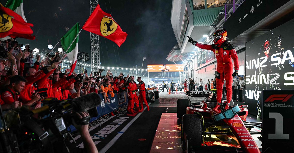 Carlos Sainz beëindigt op GP Singapore zegereeks Verstappen