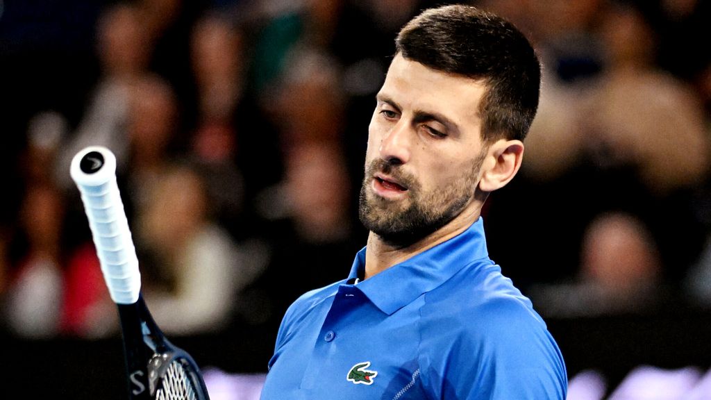 Weer moeizame zege Djokovic, die ruziet met toeschouwer: ‘Je wilt niet weten wat hij zei’