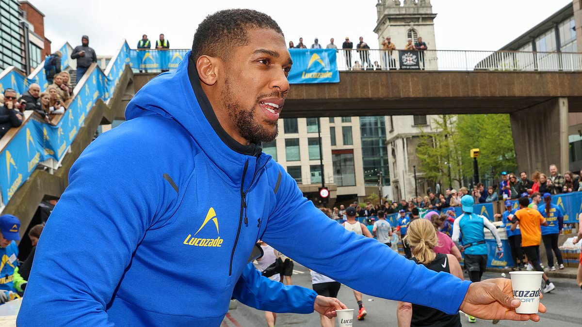 Anthony Joshua provides London Marathon runner with some inspiring advice after he admitted he was struggling to finish the race… as the boxing legend handed out Lucozade and motivated entrants